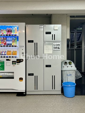 【宅配ボックス】在宅時・不在時に関わらず、居住者の代わりに非対面で宅配物を受け取ってくれる便利な設備です。わかりやすくご説明致しますので見学時にはお部屋だけではなく共用部分もぜひチェックしてください。
