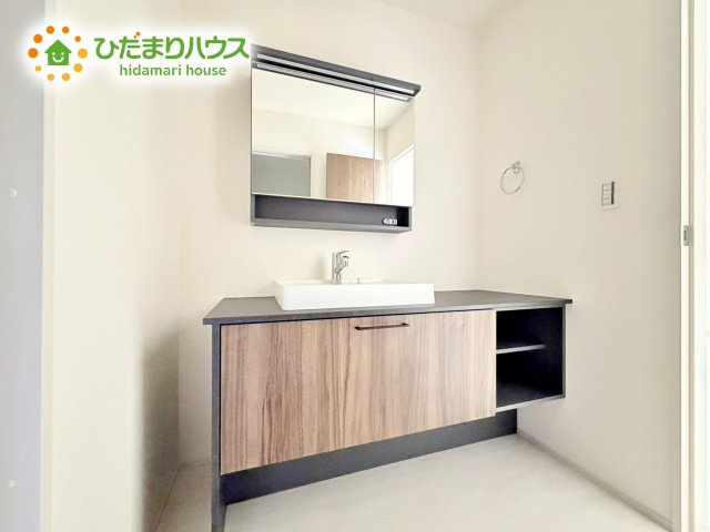 三面鏡は自分では見えにくいところまで見ることができるので、身だしなみを整える際などにはとても便利です(*^^*)