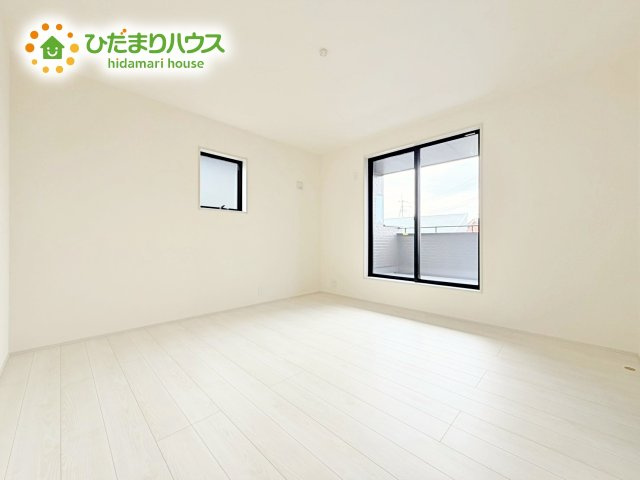 バルコニーに面していて、たっぷり光りの入る明るい主寝室です！