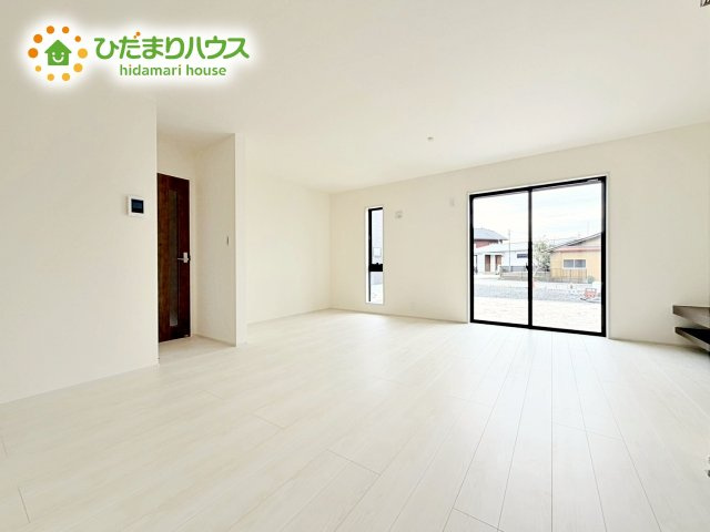 陽の光がたっぷり降り注ぐ、明るいLDK空間。