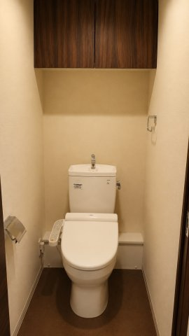 【トイレ】吊戸棚収納付きのトイレです！清潔感を保てます◎