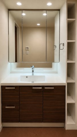 【独立洗面台】三面鏡裏収納でたっぷり収納でき洗面台を綺麗に保てます◎