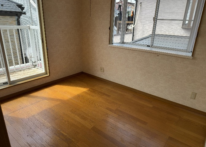 洋室のメリットは重い家具が置きやすく、身の回りが整理しやすいことです。　床がフローリングのため畳とは異なり凹みにくいです。　クローゼットなど収納が豊富で、普段使わない旅行カバンや服の整頓も簡単にです。