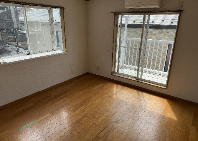 寝室でゆっくりと過ごすためにはベッド周りの適度な空間を担保することや窓の位置、照明の明るさ、寝室の広さなどを考える必要があります。自身や家族の構成とライフスタイルに併せて寝室にする部屋を選びましょう！