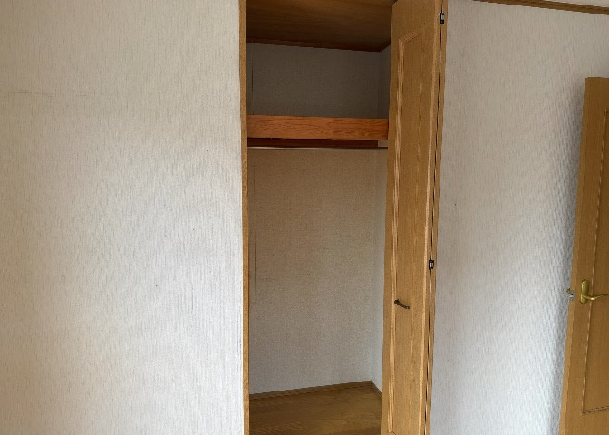 デザイン性を重視しすぎて収納が少なかった！なんてことにならないため、事前に現地で収納の数を確認しておくことをお勧めします。クローゼット以外にも床下収納や屋根裏収納、パントリーなどもチェックしましょう。