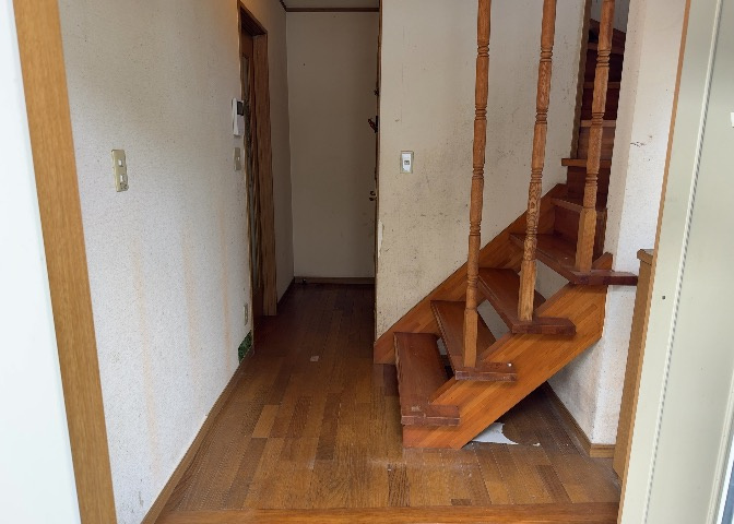 玄関は家の顔でもあり、家族以外の目にも止まる場所です。玄関は外との間を仕切る扉、靴などをしまっておく収納スペース、靴脱ぎのたたきスペース、来客とのやり取りをするドアホンなど複数のアイテムからなります。