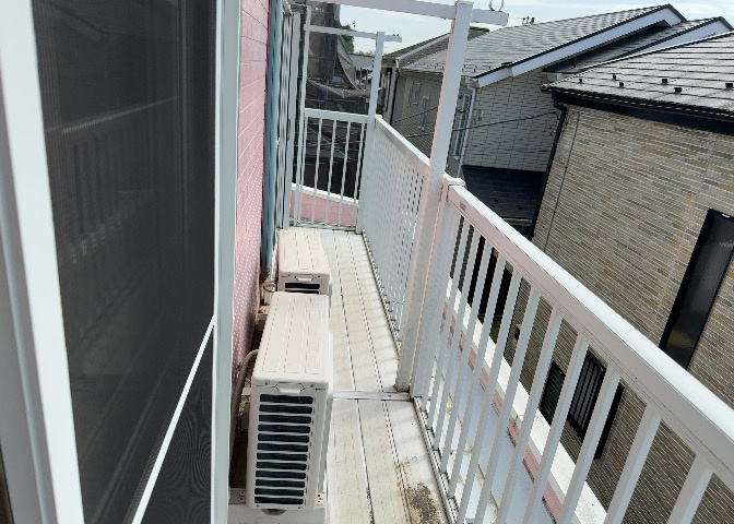 バルコニーは、室外の専用スペースのうち、「屋根がなく開放された空間」であるものを指します。ベランダより広いタイプのものが多く、日当たりもよいため家庭菜園などを楽しみたい人にとって適した環境となります。