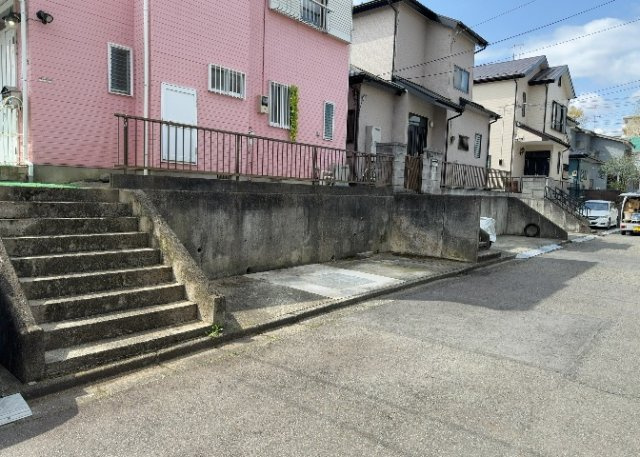 駐車場と明記されていても、最小スペースでつくられた駐車場だと大型車は駐車できなかったり、出入りしにくくなったりする可能性があります。お車のサイズと購入したい物件の駐車場のサイズを現地で確認しましょう。