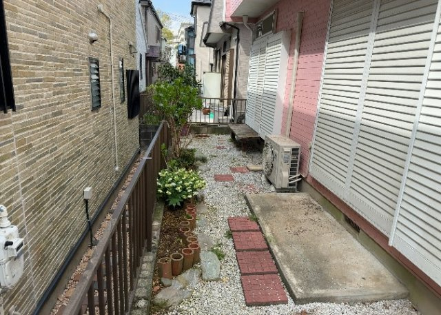 庭があることでガーデニングや家庭菜園はもちろん、こどもの遊び場やペットを放して遊ぶことができます。また、家の周囲に余裕があるということです。隣地との間があれば、十分な日当たりと、風通しが確保できます。