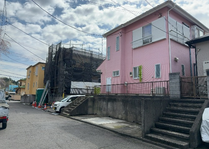 住宅用の土地では前面道路に2m以上接していなければならないと法律で定められています。しかし、お持ちの車のサイズやライフスタイルなどにより、2mでは利便が悪い場合もございますので、事前に確認しましょう。