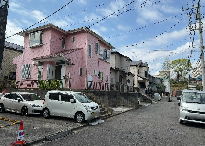 お持ちの車種によっては前面道路が広い方が便利でしょう。しかし、前面道路が広ければその分交通量が多くなるため、騒音などが気になる場合があります。実際に現地を見学し、周辺交通量や騒音などを確認しましょう！