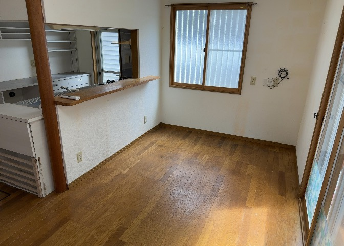 ダイニングは、食事や家族の団らんスペースとしてだけではなく、ほかの用途としても使用することができます。ダイニングテーブルを置き、食事のためのスペースを作ることでリビングとの差別化を図ることができます。