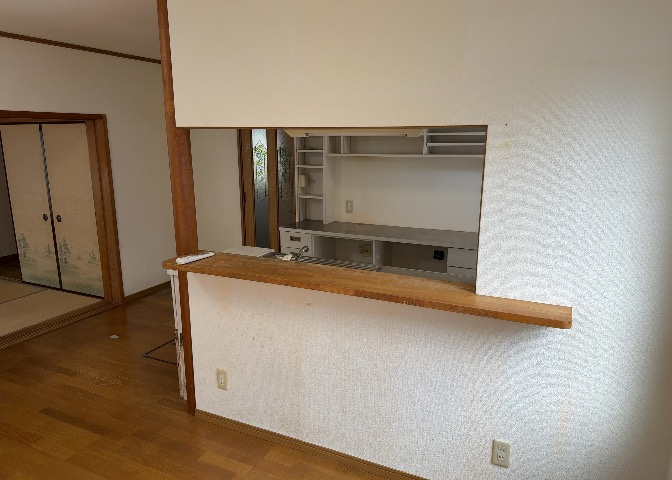 ダイニングとキッチンの間を扉や壁などで仕切らず、一体化させた間取りです。キッチンカウンターがついている物件ならば、食事をキッチンカウンターで取ることで、ダイニングスペースをリビングとして使用できます。