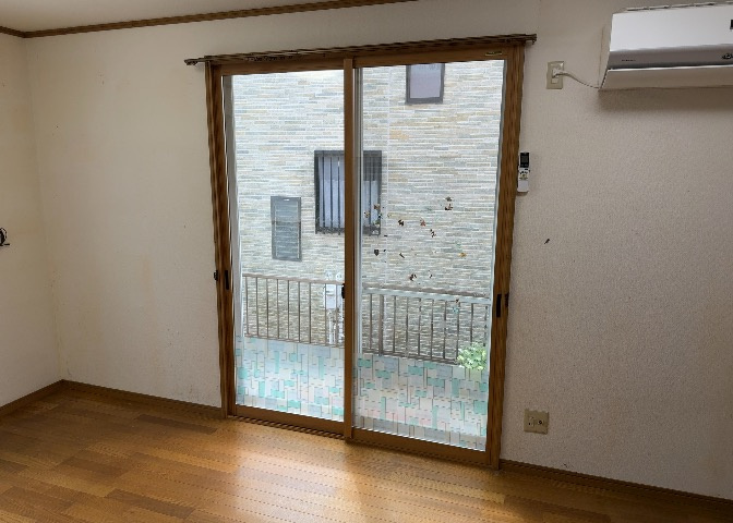 サッシは、ガラス窓に使用される金属製の窓枠です。一般的に住宅建築では、金属製建具工事の段階でガラス類・玄関などと同時に設置されます。種類や構造により断熱性能や遮音性能が異なるので現地でご確認ください。