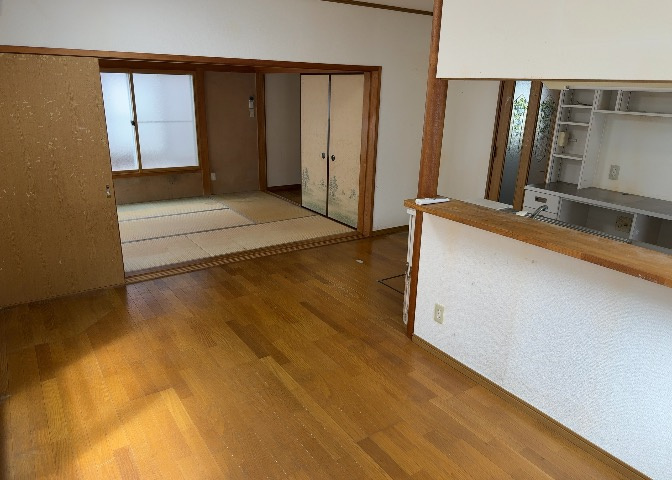 直線タイプはLとDKを一直線に並べた形で対面キッチンのタイプです。一般的なのでよく見かけるかもしれません。直線タイプに似た直接アイランドタイプは、キッチンとダイニングの間に壁がない分広く感じられます。