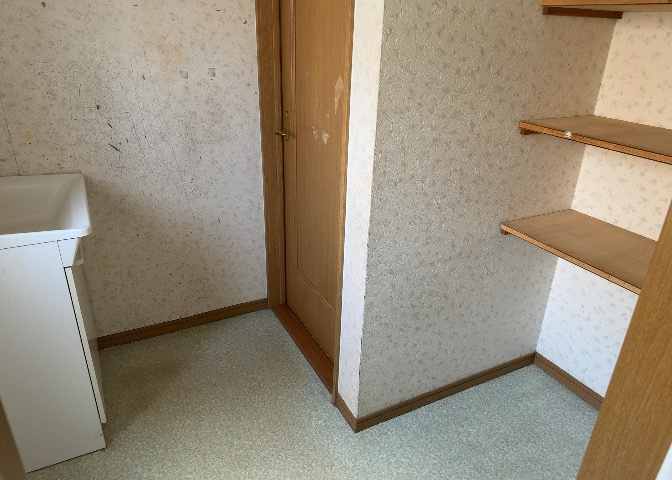 多くの戸建て住宅で見かける洗面脱衣所は、洗面台と洗濯機が2畳ほどのスペースに並べられていて、洗面所が脱衣所を兼ね備えている間取りが一般的です。お客様が利用することもある、パブリックな空間でもあります。