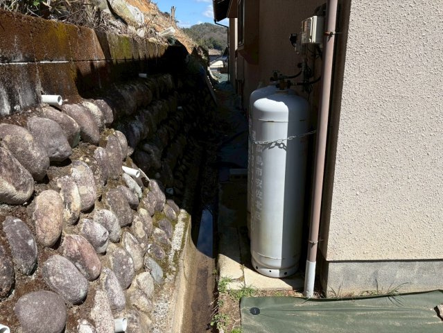 屋外に設置されたプロパンガス設備になります。メンテナンス性が良く、安全面にも配慮された配置です。都市ガスが整備されていないエリアでも安定したガス供給が可能ですので安心して暮らせます。　