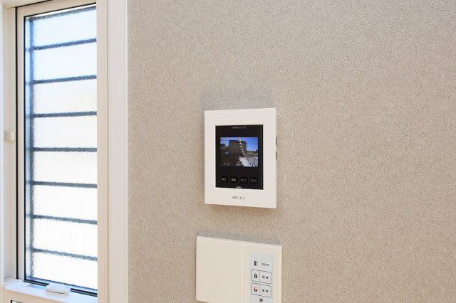 ドアを開けずに来訪者を確認できるモニター付きのインターホン