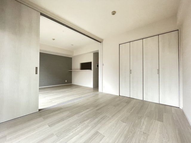 LD横の洋室は、扉を開けて解放感ある空間に。　