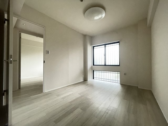 リビングから離れた洋室は、静かに休める寝室にピッタリ。　