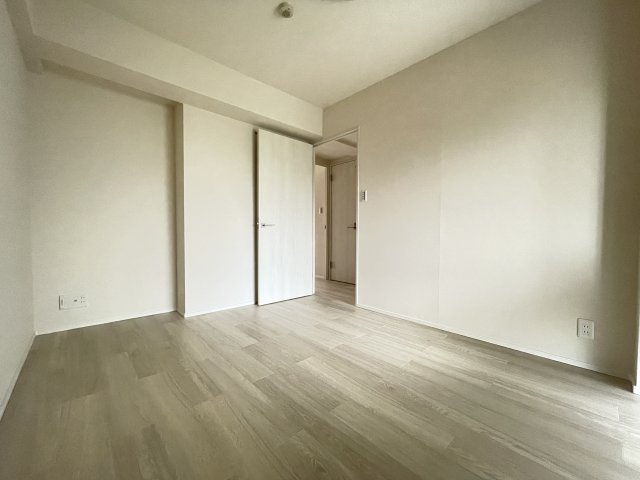 リビングから離れた洋室は、静かに休める寝室にピッタリ。　