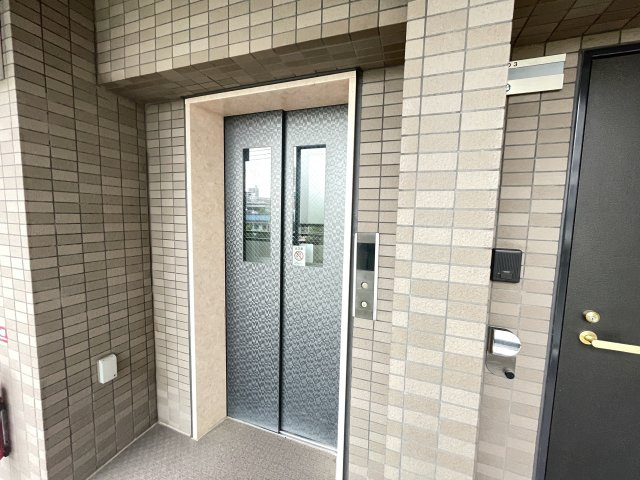 重たい荷物を持っていても、エレベーターがあれば安心です。　