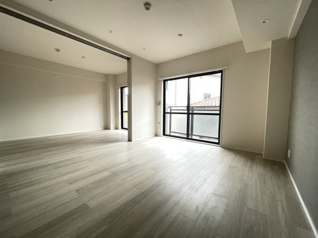 広々としたLDKは、隣接するお部屋の扉を開けて、さらに解放感ある空間に。　