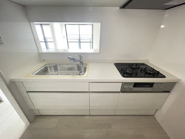 解放感ある対面キッチンは、お部屋が広く見えます。　