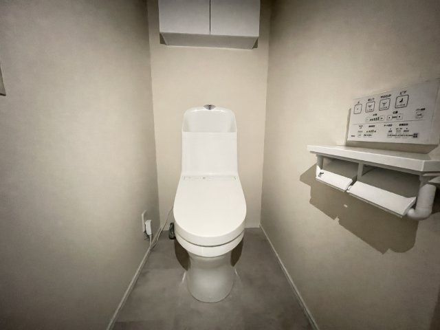 温水洗浄便座付きの清潔感あるトイレは、落ち着いた空間に。　