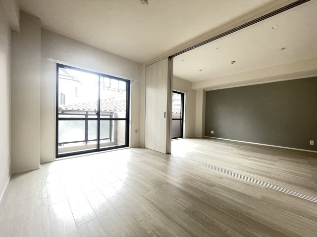 LD横の洋室は、扉を開けて解放感ある空間に。　