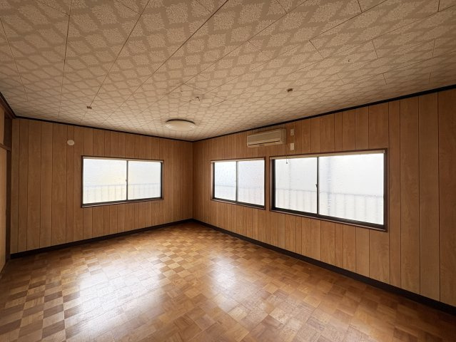 窓が多く設けられた洋室は、採光と通風が確保された心地よい住空間です。広さにもゆとりがあり、ご家族の寝室や子ども部屋としても利用しやすいお部屋。ライフスタイルに合わせた空間づくりが可能です。