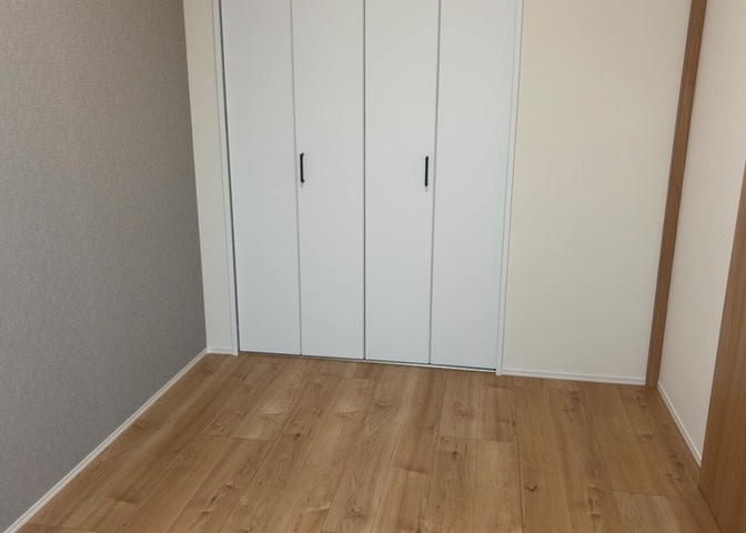 洋室のメリットは重い家具が置きやすく、身の回りが整理しやすいことです。　床がフローリングのため畳とは異なり凹みにくいです。　クローゼットなど収納が豊富で、普段使わない旅行カバンや服の整頓も簡単にです。