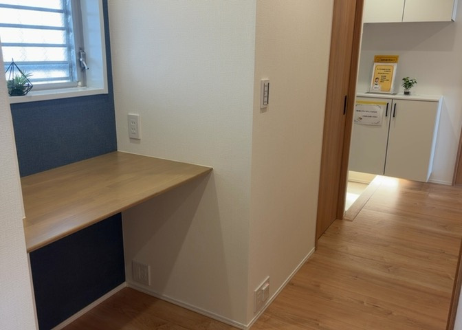 内装はとにかくおしゃれなものがいい！と選ぶ前に、まず住んだ後のことを想像してみましょう。住んでみたらコンセントの位置が悪くて使いにくいなど出てきます。事前にどの家電をどこに置くか想定しておきましょう。