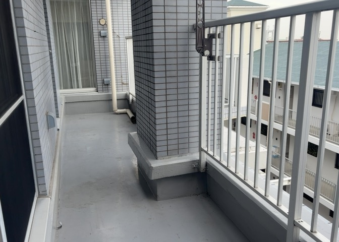 バルコニーは、室外の専用スペースのうち、「屋根がなく開放された空間」であるものを指します。ベランダより広いタイプのものが多く、日当たりもよいため家庭菜園などを楽しみたい人にとって適した環境となります。