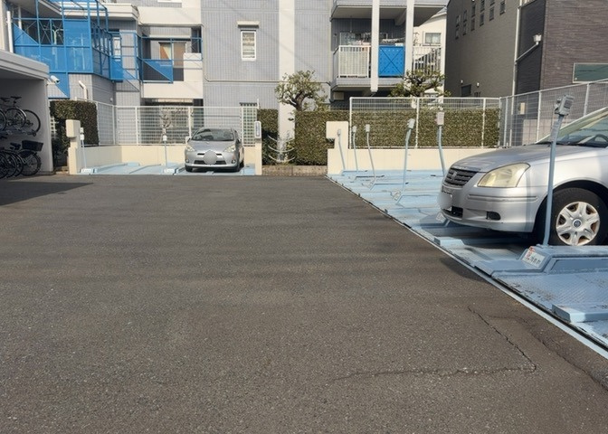 車一台あたりに必要なスペースは、標準サイズの普通自動車で横幅2m50cm、長さ5mは必要になります。ただし、乗降のことも考慮して横幅3m30cm、長さ5m50cmほどは確保できるところを選びましょう。