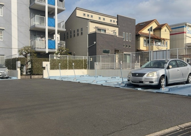 駐車場と明記されていても、最小スペースでつくられた駐車場だと大型車は駐車できなかったり、出入りしにくくなったりする可能性があります。お車のサイズと購入したい物件の駐車場のサイズを現地で確認しましょう。