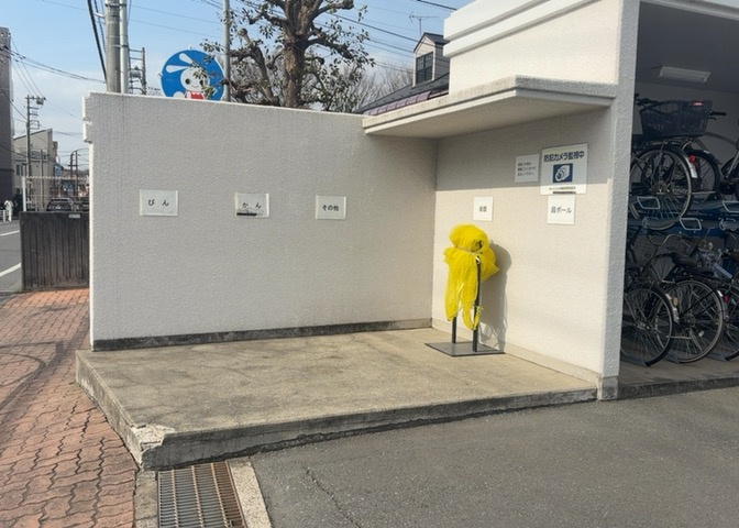 共有部分は、住民なら誰もが使える設備のこと。例えば駐車場やエレベーター、インターネット設備、セキュリティ設備などがあります。他にも、マンションの廊下・外部階段やエントランス・ゴミ置き場などがあります。