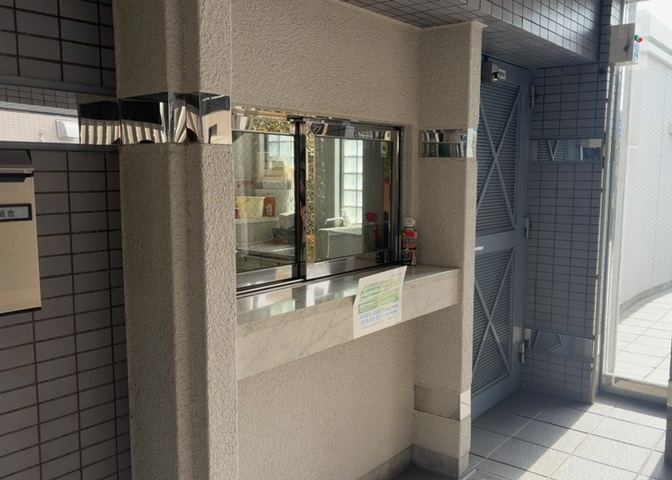受付はマンションコンシェルジュがいる場合もあれば、管理人が滞在する小部屋を総称して呼ぶことがあります。主にエントランスに設置されていることから、防犯面でも期待ができます。防犯設備がない場合はより安心！