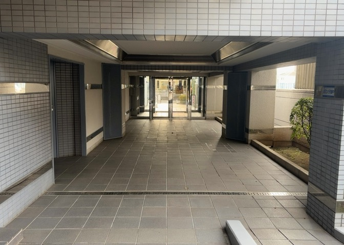 ラウンジは、マンションの共用スペースに椅子やテーブルなどを配置した利用者が寛げる空間です。屋内型ラウンジと屋外型ラウンジがあります。共用部分の管理状況と合わせて、詳細については現地でご確認ください。