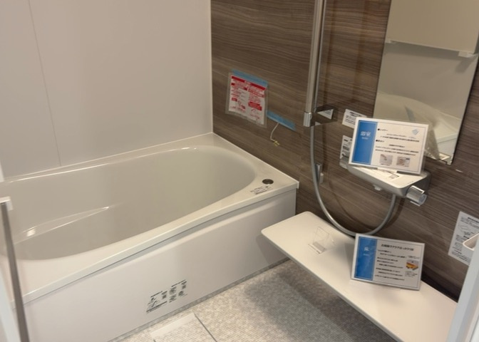 入浴時の快適さも大事なことですが、綺麗な状態を維持できなければ気持ちよく入浴できません。毎日の掃除が楽という点は大事なポイントになります！カビが生えにくく掃除がしやすい、壁や浴槽を選ぶといいでしょう。