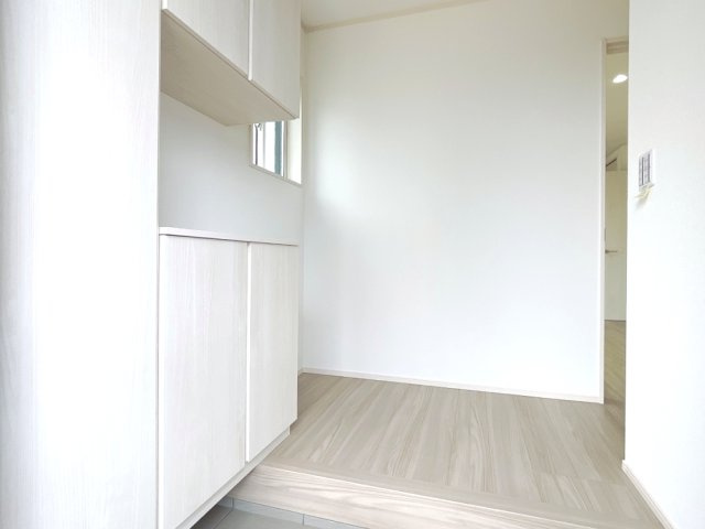 藤井上組（全12区画）9号棟　玄関:ご家族で立ってもゆとりのある玄関には約60足収納できるシューズボックスが標準装備！急な来客の際もスッキリ綺麗な玄関でお出迎えできます。　