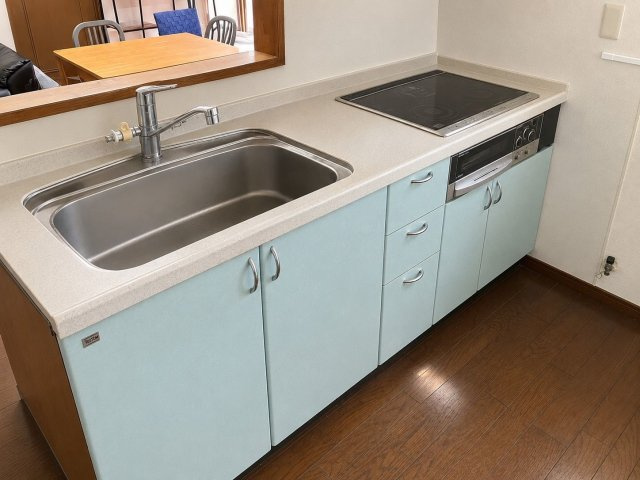 お手入れしやすいシステムキッチン！ＩＨの3口コンロです！　※AI加工により荷物を消去しています（現況優先）