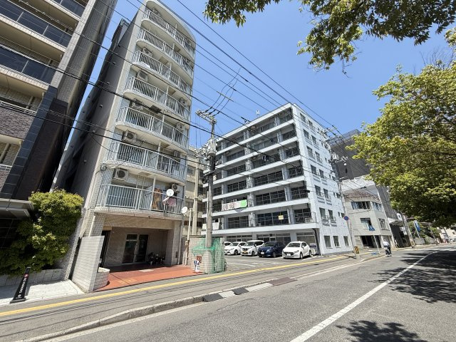 川沿いに建つマンションならではの開放感が魅力。緑も感じられる穏やかな住環境が広がっています。中心部エリアへアクセスしやすい立地ながら川沿いを散歩したり景色を眺めながらリフレッシュしたり楽しめる環境。