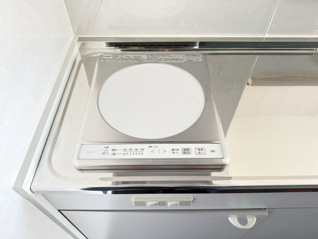 火を使わないIHクッキングヒーターを採用しており一人暮らしでも安心してお料理を楽しめます。フラットな形状のためお手入れもしやすく忙しい日々でもきれいな状態を保ちやすい仕様。