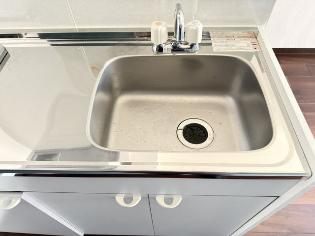 洗い物や簡単な調理もしやすいキッチン。ステンレス仕様のため清潔感があり、水まわりをすっきり保ちやすい点も魅力。コンパクトな空間ながら必要な設備がまとまっており、料理から後片付けまでスムーズに行えます。