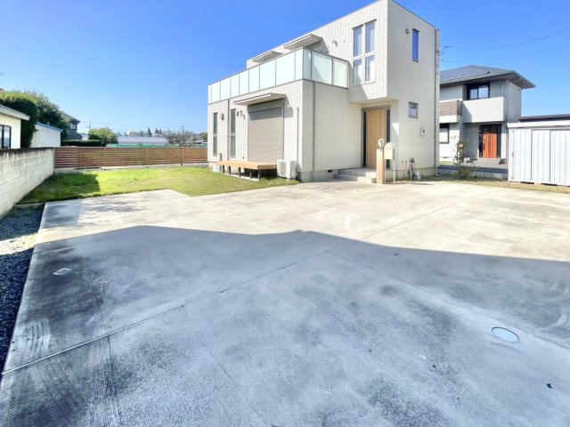 ■駐車場｜広々とした駐車場は6台もの車が駐車できます☆運転が苦手な方でも安心ですね！
