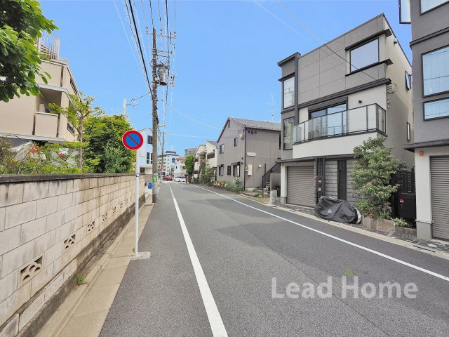 道路幅にゆとりがあり車の対向もスムーズです！お車の出し入れや駐車もストレスなく楽々行っていただけます！