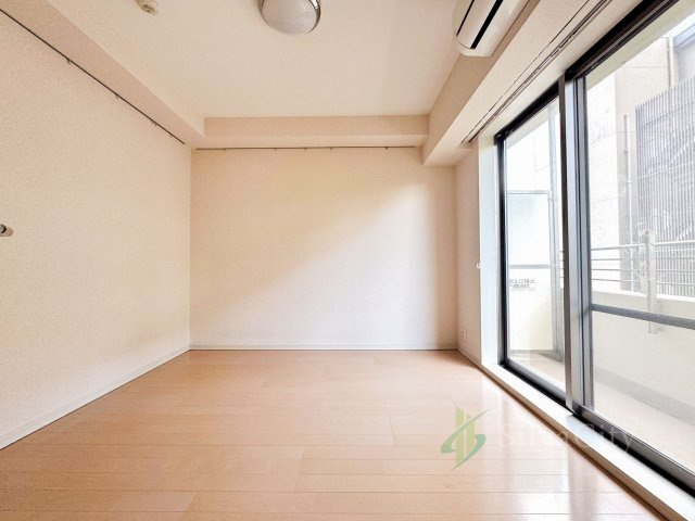 過ぎ行く時間をゆったりと感じることができる落ち着いたお部屋。リビングで楽しく過ごした後はプライベートな時間を満喫できます。静かな環境でリラックスタイムをスタートさせてください。
