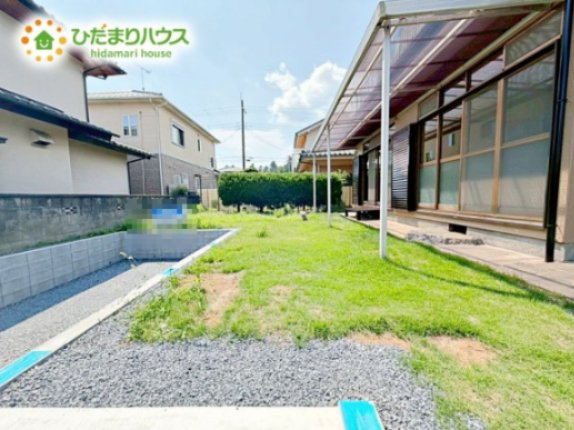 日当たりの良い広い庭。友人や親せきが集まってＢＢＱをしたり、ペットと遊んだり。　一戸建てならではの楽しさが広がります(*^-^*)