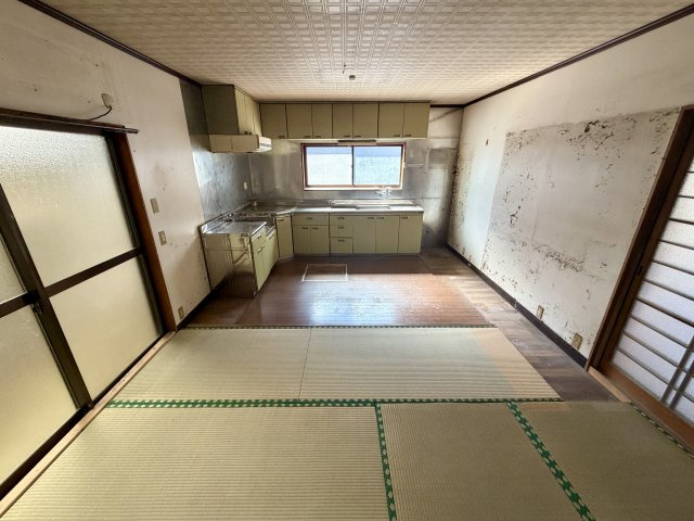 ダイニングキッチンと和室がつながる、開放感のある空間です。食事スペースの横に和室があることで、小さなお子様の遊び場やくつろぎスペースとしても活用できます。引き戸で仕切ることもできます。